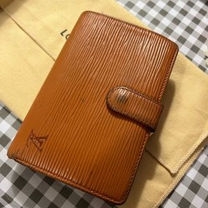 Authentic LV compact wallet Epi